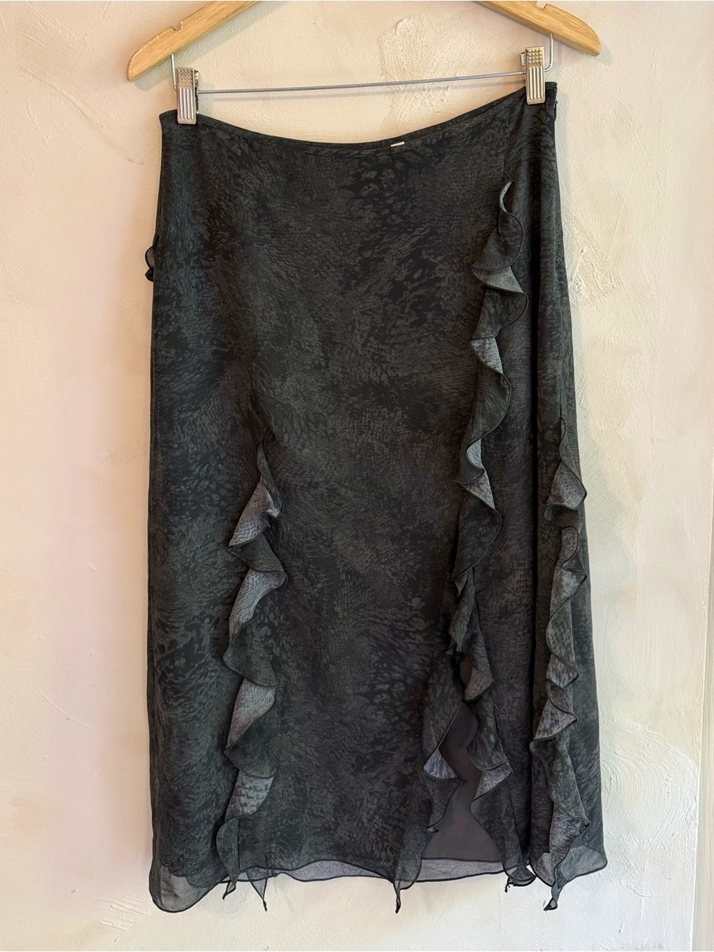 Aritzia Wilfred | Black Textured | Ruffle Midi Skirt | Front Slit | Size 8